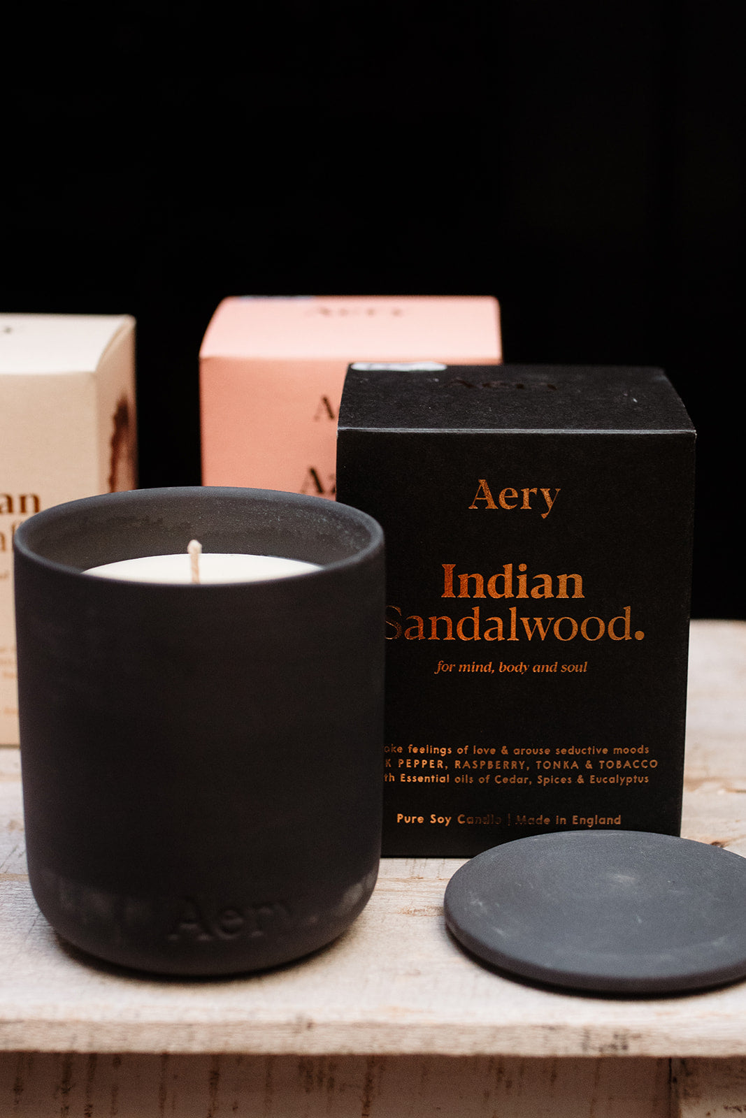 INDIAN SANDALWOOD SCENTED CANDLE - PEPPER RASPBERRY AND TONKA